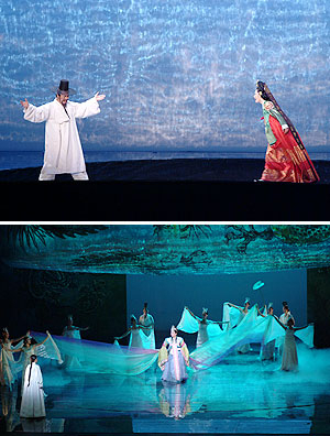 ▲ (사진 위)많은 이들의 눈물샘을 자극했던 심봉사와 청의 상봉 장면. 부녀의 애틋함은 회전무대 위에서 더욱 절묘하게 표출됐다. (사진 아래)용궁에서 곽씨 부인과 상봉하는 청의 모습. 애절한 음악과 선이 살아있는 동작, 몽환적 무대연출이 하나 돼 극의 깊이를 살렸다.