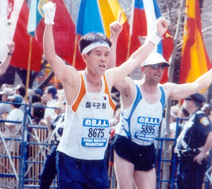 보스턴 마라톤에 출전해 완주하고 있는 김기준 이장