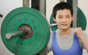 ▲ 50㎏이하 체급인 탓에 역도 선수라 하기에 배진일은 가냘프다. 하지만 그의 꿈은 크다. 그가 굵은 땀방울을 흘리며 들어올리는 무게만큼이나 큰, 올림픽 금메달을 향한 꿈이다. 정운철기자 woon@msnet.co.kr