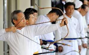 ▲ 제16회 대구시장배 전국남녀궁도대회가 3~5일 대구 수성구 범어동 팔공정에서 6백여명이 참가한 가운데 열려 출전 선수들이 과녘을 향해 활 시위를 힘차게 당기고 있다.이채근기자 mincho@msnet.co.kr