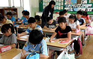 청도 중앙초교 학생들이 평소 말로 하기 힘든 내용을 편지글로 보내는 사랑의 편지쓰기를 하고 있다. 청도·노진규기자