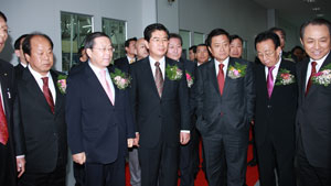 2일 구미 국가산업4단지 내 STX솔라㈜ 구미공장 준공식에 참석한 STX그룹 강덕수(오른쪽부터) 회장, 김관용 경북도지사, 한나라당 김태환·김성조 국회의원, 남유진 구미시장, 황경환 구미시의회 의장 등이 생산설비를 둘러보고 있다. 구미시 제공