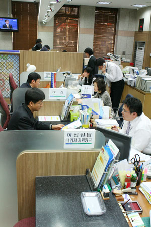 ▲양도성예금증서(CD) 금리는 너무 자주 출렁거렸다. 이 때문에 주택담보대출 금리를 다른 기준에 맞춰 조정되도록 하는 것이 옳다는 의견이 제시됐고 새 기준금리(자금조달비용지수·COFIX)를 도입한 대출상품이 다음달 중 나온다. 그렇다면 새 대출상품으로 갈아타야 할까? 사진은 대구시내 농협중앙회 한 지점의 대출 창구.