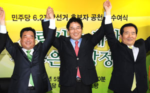 정세균 민주당 대표가 이승천 대구시장 후보, 홍의락 경북지사 후보의 손을 잡고 만세를 부르고 있다. 이채근기자