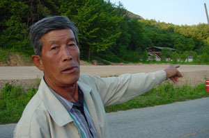김기원씨가 당시 국군이 북한군들을 대량 사살하는 전투현장을 가리키며 당시 상황을 설명하고 있다.