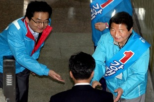 4.27 재보선에서 완전 참패의 수모를 당한 한나라당 지도부의 선거 유세 지원 장면.