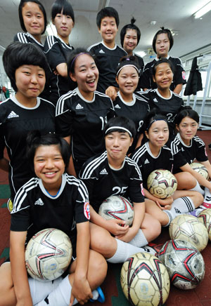 대구에서 유일한 고교 여자 축구부인 동부고 선수들이 체력관리실에서 모여 우승을 다짐하며 다부진 표정을 지었다.