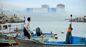 부산시 기장군 장안읍에 위치한 우리나라 최초 원전인 고리원자력발전소 1호기가 2007년 처음으로 수명연장을 했지만 잇따른 가동중단 사고로 다시 원전 폐지논란에 휩싸이는 등 여전히 갈등을 겪고 있다. 사진은 기장 앞 바다를 배경으로 지어진 고리원전. 우태욱기자