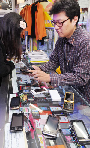 빠른 휴대폰 교체주기로 중고폰 시장이 커지고 있다. 이동통신사들도 중고폰 서비스를 출시해 가입자 확보에 나서고 있다. 정운철기자 woon@msnet.co.kr