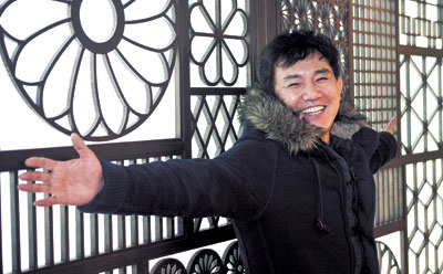 저녁식사 후 세종문화회관 지하 로비로 이동해 또 다른 포즈를 주문했다. 손병호의 따뜻한 인간미와 자유로운 영혼이 언뜻언뜻 보였다.