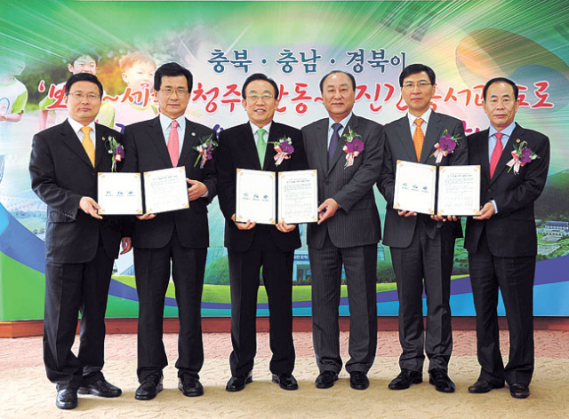 김형근 충북도의회 의장, 이시종 충북도지사, 김관용 경북도지사, 이상효 경북도의회 의장, 안희정 충남도지사, 유병기 충남도의회 의장(왼쪽부터) 등 6명은 3일 경북도청에서 동서고속도로 조기 건설을 위한 공동건의문을 채택했다. 경상북도 제공