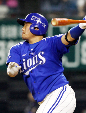 3일 서울 잠실구장에서 열린 삼성-LG전에서 삼성 이지영이 4대 3으로 뒤진 5회초 1사 만루에서 1타점 적시타를 치고 있다. 삼성 라이온즈 제공