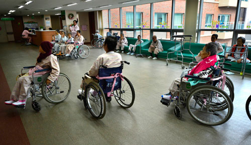 지난달 대구 서부노인전문병원 3층 휴게실에 휠체어를 탄 환자들이 모여 TV를 보고 있다.우태욱기자 woo@msnet.co.kr