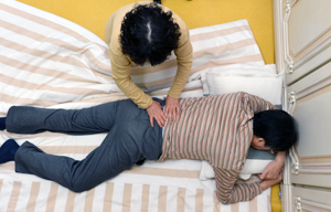 뇌병변을 앓고 있는 조영순 씨가 신장암 말기로 허리 통증에 시달리는 남편 이호승 씨의 허리를 주물러 주고 있다. 이 씨는 척추까지 퍼진 암세포 때문에 늘 허리 통증에 시달린다. 김태형기자 thkim21@msnet.co.kr