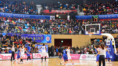 20일 오후 경산실내체육관에서 열린 여자프로농구 올스타전을 찾은 시민들이 관중석을 가득 메운 채 경기를 관람하고 있다. 정운철기자 woon@msnet.co.kr
