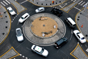 대구 북구 동천동 워터피아 앞 회전교차로. 차량 도로변 주차가 힘들기 때문에 상인들은 반발한다. 김태형기자 thkim21@msnet.co.kr