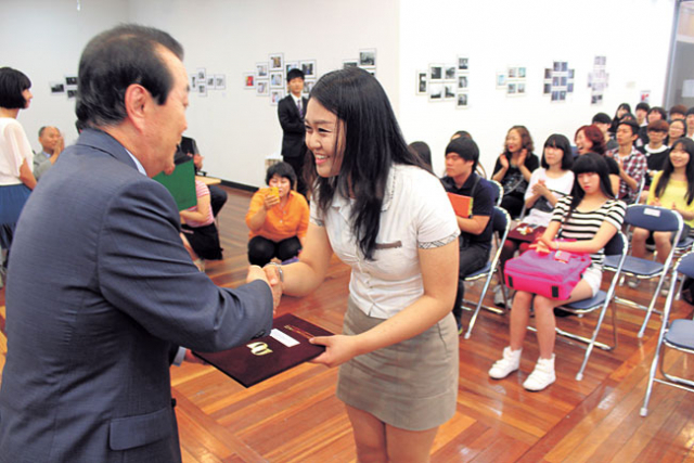 이의익(왼쪽) 대구예술대 총장이 제16회 전국고교예술실기대회 대상을 차지한 신수진(대구 대진고) 양에게 시상하고 있다.