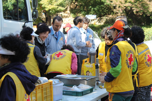 경북광유는 오랜 역사만큼 지역을 위한 봉사도 꾸준히 진행하고 있다. 대학적십자 대구지사와 함께 하는 무료급식 행사 및 송화럭비진흥회 장학금 수여식.