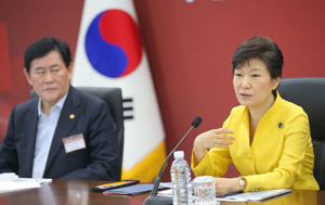 박근혜 대통령이 24일 오전 정부세종청사에서 열린 확대 경제관계장관회의를 주재하고 있다. (연합뉴스)