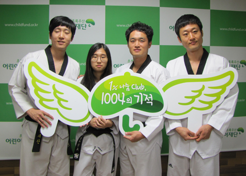 박재우 계명대학교 라이온즈 태권도 관장(오른쪽 두 번째)과 사범들