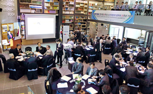 다이텍연구원이 설립 20주년을 맞이했다. 4일 오후 3시 다이텍연구원에서 섬유산업 관계자가 참석한 가운데 20주년 행사가 열렸다. 다이텍연구원 제공