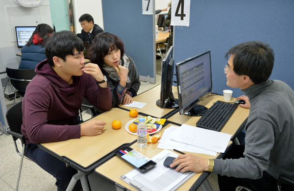 중위권 학생들이 상위권으로 도약하려면 치밀한 전략이 필요하다. 욕심만 갖고 덤벼서는 기대하는 결과를 얻을 수 없다. 자신의 현재 상황을 객관적으로 분석, 학습 계획과 입시 전략을 세워야 마지막에 웃을 수 있다. 지난해 대구시교육청이 운영한 정시 상담실에서 입시 전략 상담을 받고 있는 수험생과 학부모 모습. 매일신문 DB