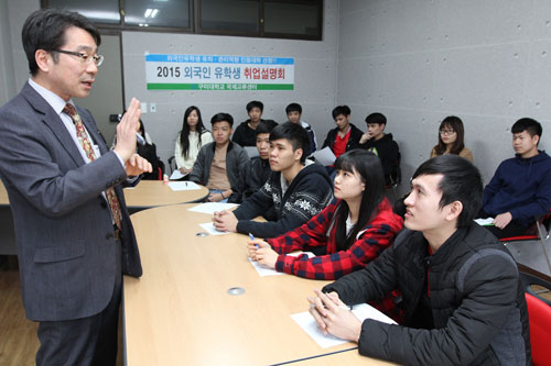 구미대 서영길 국제교류센터장이 외국인 유학생들을 대상으로 취업설명회를 하고 있다. 구미대 제공