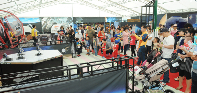 영천보현산별빛축제가 천문과학 체험학습의 장으로 각광받았다. 로봇춤 관람 모습. 영천시 제공