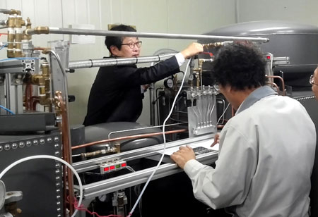 신기영(왼쪽) (주)아스트로마 대표가 