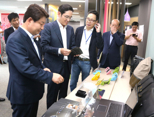대구의 우수한 창업 환경을 보고 역외 창업자들이 몰려오고 있다. 그들은 다양한 창업 지원 기관들이 밀집해 있고 전문 인력 구하기가 쉬운 대구는 최고의 창업 공간이라고 입을 모은다. 21일 대구창조경제센터를 방문한 이재용 삼성전자 부회장이 창업기업의 제품을 둘러보고 있다. 대구시 제공