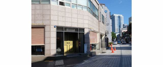 지하 1층으로 내려간 인보약업사. 40년 세월을 지상 1층에서 잘 버텼지만, 비싼 임차료를 견디지 못해 지하로 옮겼다. 박노익 선임기자 noik@msnet.co.kr