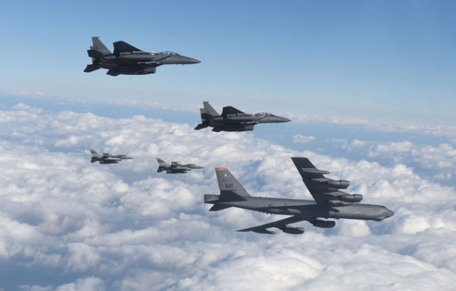 미국의 공중 전략 무기인 B-52 장거리 폭격기가 10일 오후 우리 공군의 F-15K, 미군의 F-16과 함께 한반도 상공에서 작전을 수행하고 있다. 연합뉴스