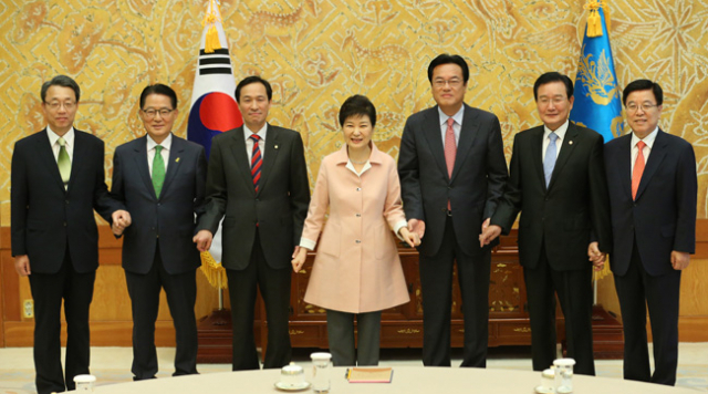 박근혜 대통령이 13일 청와대에서 열린 여야 3당 원내 지도부 회동에서 손을 잡고 있다. 왼쪽부터 국민의당 김성식 정책위의장, 박지원 원내대표, 더불어민주당 우상호 원내대표, 박근혜 대통령, 새누리당 정진석 원내대표, 더불어민주당 변재일 정책위의장, 새누리당 김광림 정책위의장. 연합뉴스