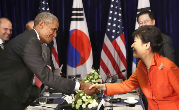 박근혜 대통령과 오바마 미국 대통령이 6일 오후(현지시간) 아세안 정상회의 참석차 방문한 라오스 비엔티안에서 한