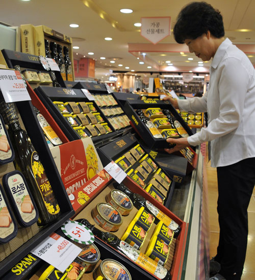 롯데백화점 대구점 지하 2층 프리미엄 식품관을 찾은 고객이 김영란법 시행을 앞두고 5만원 이하 추석 선물을 고르고 있다. 롯데백화점 제공