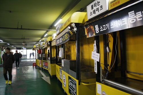 지난달 30일 발생한 서문시장 4지구 화재 사고로 인해 서문시장 내 노점과 서문 야시장을 철거해야 한다는 목소리가 커지고 있다. 사고 직후 휴업에 들어간 서문 야시장 매대가 1일 오후 서문시장 주차타워에 줄지어 서 있다.