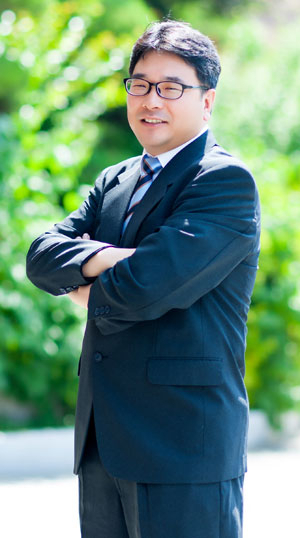 민송기 교사가 대구 능인고 교정에서 기념사진을 찍었다.