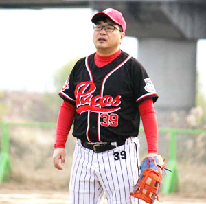 사회인야구 시합 중 자신도 모르게 찍힌 사진. 지은이는 2013년 매일신문리그 공무원 3부 리그에서 도루상을 수상했다.