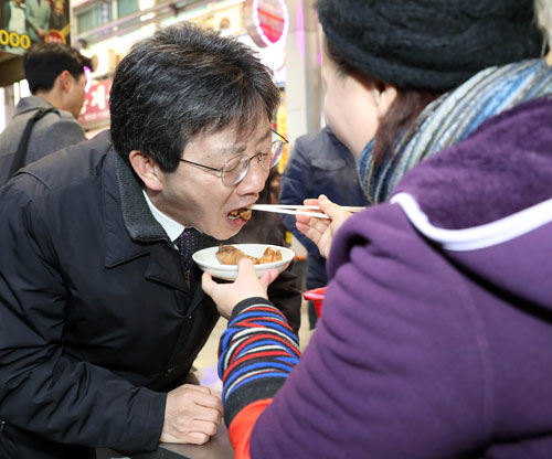 유승민 의원이 22일 안동 구시장에서 상인이 건넨 찜닭을 맛보고 있다. 연합뉴스