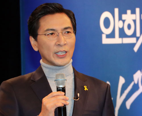 안희정 충남지사가 22일 서울 대학로 한 소극장에서 넥타이 대신 목 티셔츠를 입고 출마선언을 했다. 연합뉴스