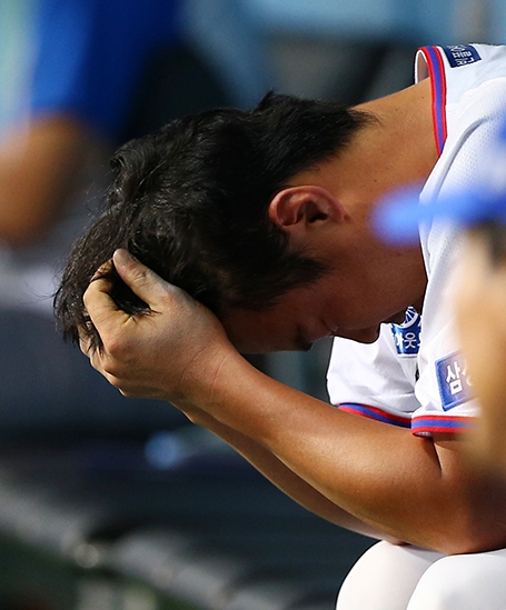 전 삼성라이온즈 안지만 선수가 불법 도박 사이트 개설 연루돼 집행유예를 선고받았다. 사진은 지난 6월 26일 경기에서 강판당한 뒤 괴로운 표정을 짓는 안지만. 연합뉴스