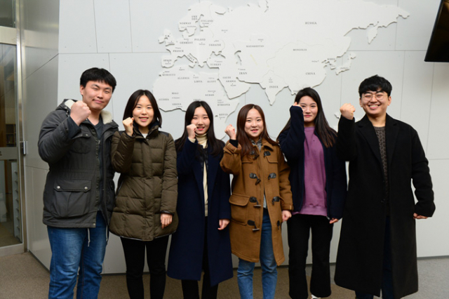 지난달 미국 치과기공소에 취업한 6명이 출국 전 대구보건대에서 파이팅을 외쳤다. 대구보건대 제공