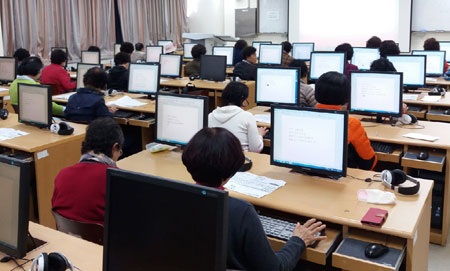 대구내일학교 성인 만학도들이 실제 생활에서 필요한 컴퓨터 사용 교육을 받고 있다. 대구시교육청 제공