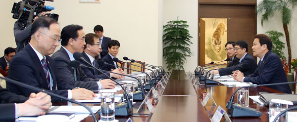 문재인 대통령과 김정은 북한 노동당 위원장 간 정상회담 준비위원장을 맡은 임종석 대통령비서실장이 16일 오후 청와대 여민관에서 준비위원회 첫 회의를 주재하고 있다. 오른쪽부터 임 실장, 윤영찬 국민소통수석, 천해성 통일부 차관, 윤건영 청와대 국정상황실장, 서훈 국정원장, 총괄간사인 조명균 통일부 장관, 홍남기 국무조정실장. 연합뉴스