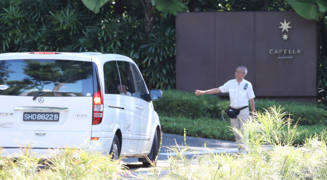 4일 오후 북미회담 미국 실무단이 체류한 카펠라 호텔 진입로에서 경비원이 출입을 통제하고 있다. 연합뉴스