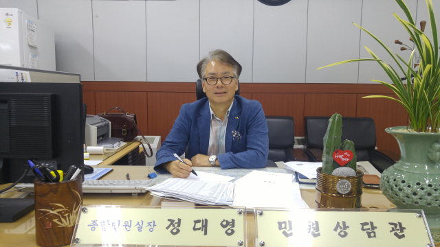 명예 퇴임하는 정대영 의성군 종합민원실장. 의성군 제공