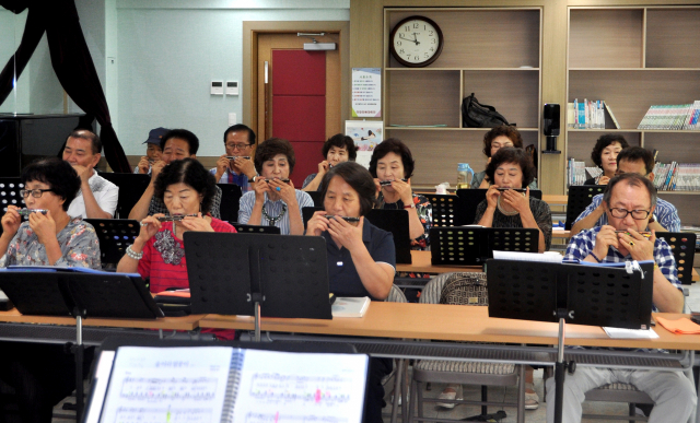 상록 봉사단원들이 하모니카를 연습하고 있다.