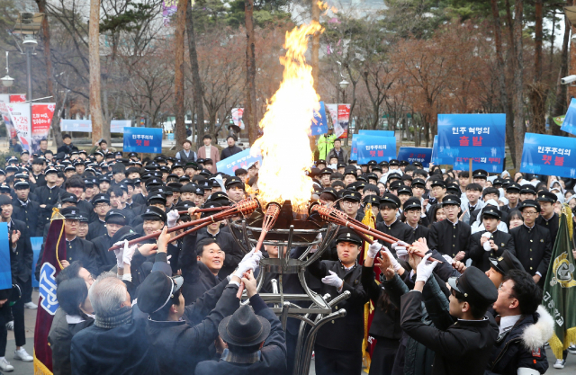 대구 2·28 민주운동의 역사적 의미를 되새기는 과거 학생 재현 행사와 횃불 사진