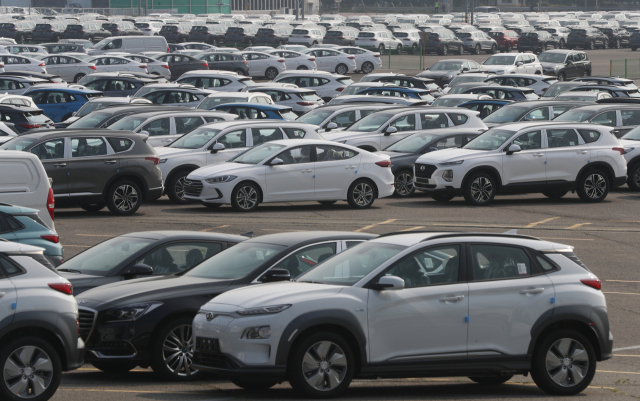 정부가 소비심리 위축에 대응하고자 승용차 등의 개별소비세를 올해 말까지 한시적으로 인하하는 방안을 내놓은 가운데 18일 현대자동차 울산공장 출고센터에 차들이 대기하고 있다. 연합뉴스