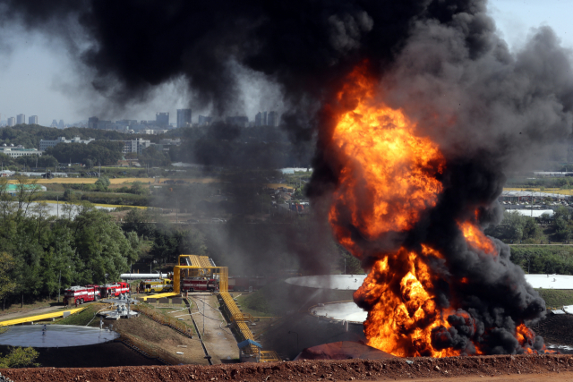 7일 경기도 고양시 덕양구 화전동 송유관공사 저유소에서 휘발유 탱크 폭발로 추정되는 큰불이 발생, 소방대원등이 화재를 진압하고 있다. 연합뉴스